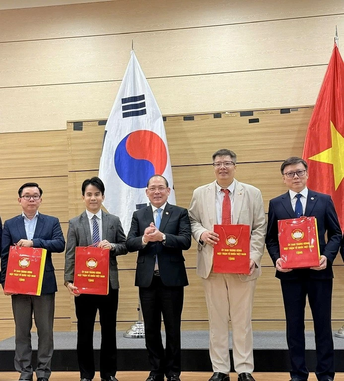 Thúc đẩy hợp tác đối ngoại nhân dân và kết nối cộng đồng doanh nhân, chuyên gia, trí thức kiều bào tại Hàn Quốc Thúc đẩy hợp tác đối ngoại nhân dân và kết nối cộng đồng doanh nhân, chuyên gia, trí thức kiều bào tại Hàn Quốc