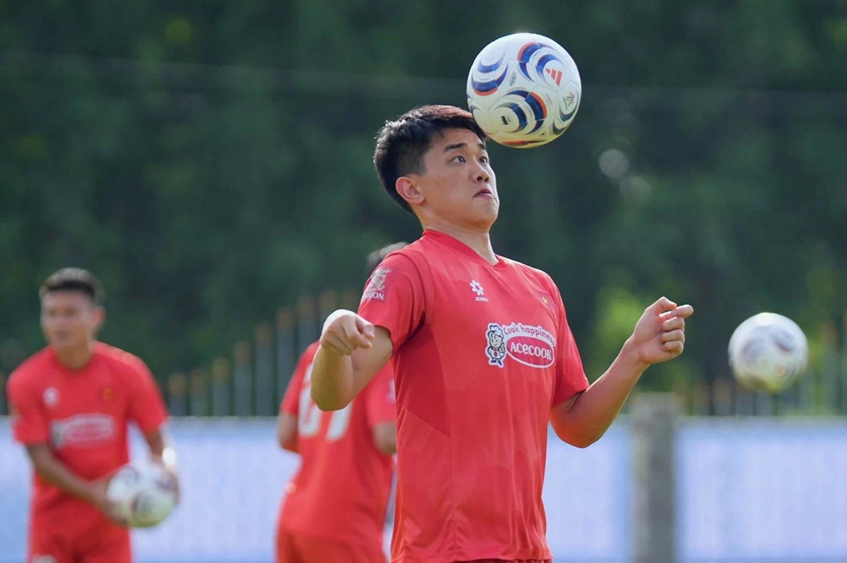 Đình Bắc không bị Liên đoàn bóng đá châu Á (AFC) treo giò, vì thế anh được đá trận ra quân cùng tuyển Việt Nam. (Ảnh: Phan Ích) Đình Bắc không bị Liên đoàn bóng đá châu Á (AFC) treo giò, vì thế anh được đá trận ra quân cùng tuyển Việt Nam. (Ảnh: Phan Ích)