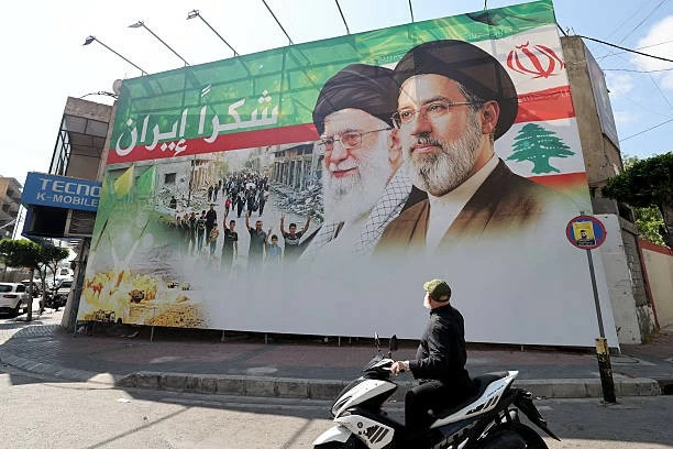 tấm biển lớn in hình cố Lãnh tụ Tối cao Iran Ali Khamenei (giữa) và Lãnh tụ Tối cao Mojtaba Khamenei tại vùng ngoại ô phía nam Beirut, Liban. (Nguồn: Getty Images)