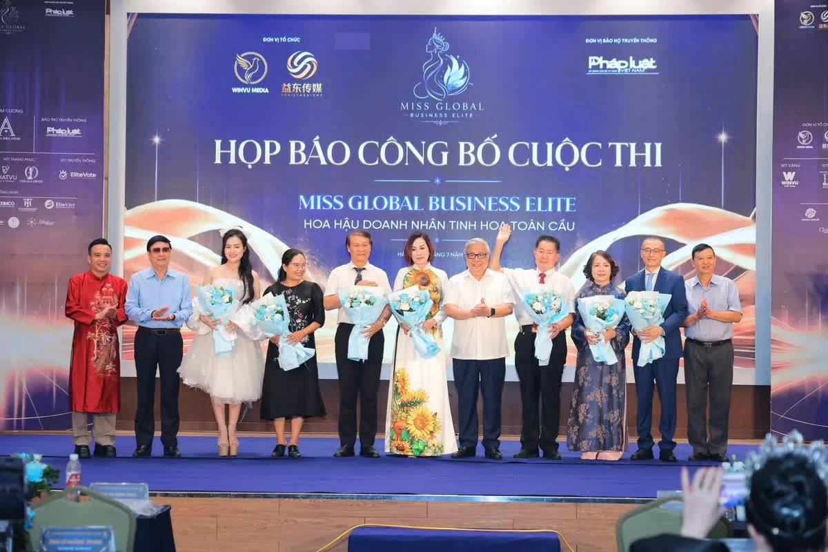 Đảm nhiệm vai trò Trưởng Ban giám khảo là NSND Vũ Ngoạn Hợp. Thành phần Ban giám khảo còn có NSND Nguyễn Hải, TS Trần Thị Bạch Dương, Đại sứ Vũ Quang Minh, NSND Việt Hương...