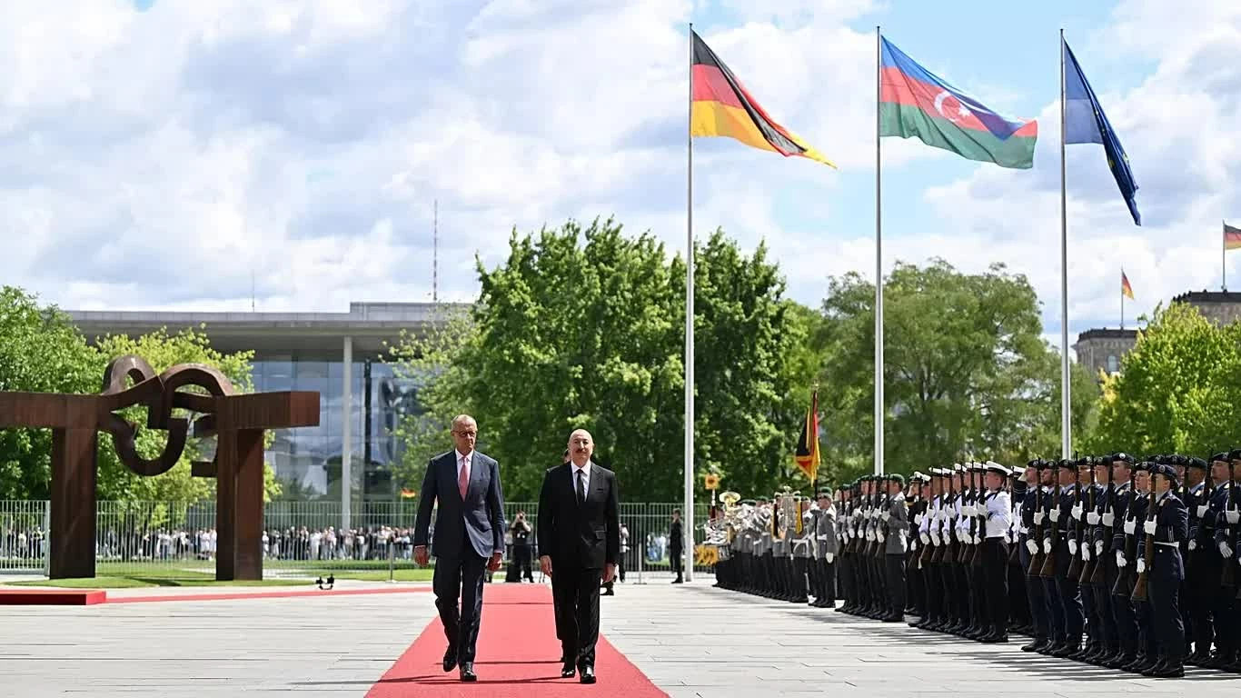 Tổng thống Azerbaijan Ilham Aliyev và Thủ tướng Đức Friedrich Merz sau lễ ký Tuyên bố Đối tác chiến lược tại Berlin ngày 21/7. (Nguồn: Euronews)