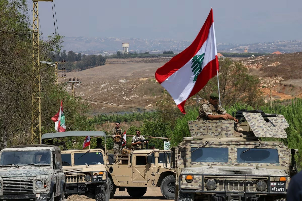 Binh sĩ quân đội Lebanon triển khai tại thị trấn Zawtar al-Gharbiyeh sau khi lực lượng Israel rút khỏi khu vực theo kế hoạch do Mỹ làm trung gian. (Nguồn: bdnews24.com)