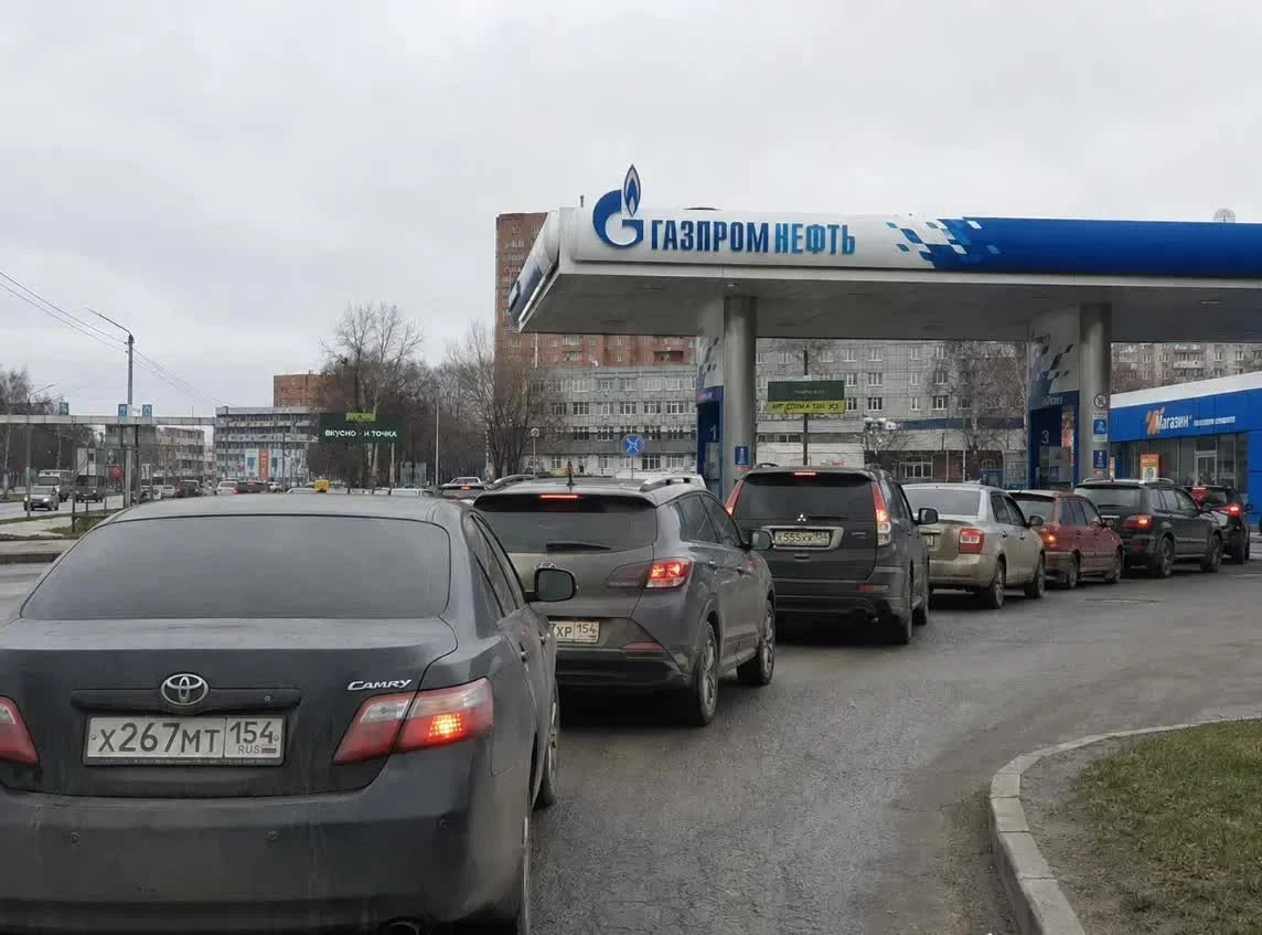 Xe cộ xếp hàng tiếp nhiên liệu tại một trạm xăng ở Moscow, trong bối cảnh Nga điều chuyển nguồn cung từ Siberia và tăng nhập khẩu để tránh nguy cơ thiếu nhiên liệu sau các đợt tập kích vào nhà máy lọc dầu. (Nguồn: The Jamestown Foundation)