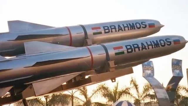 Từ tên lửa BrahMos đến cánh cửa rộng mở của ngành công nghiệp quốc phòng Ấn Độ