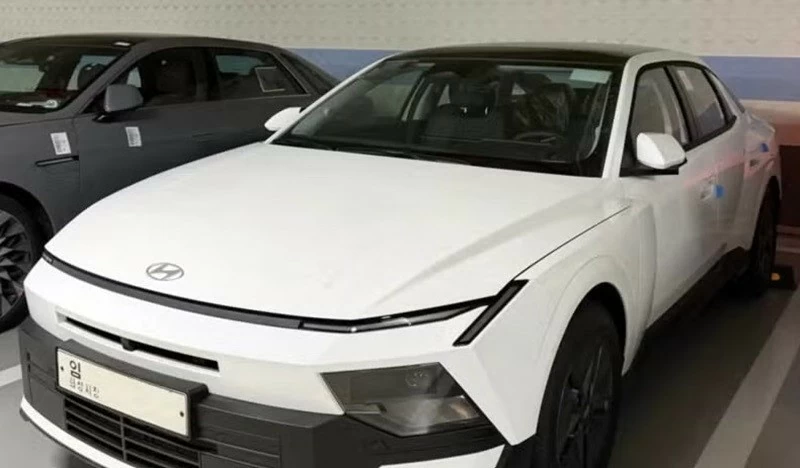 Hyundai Elantra 2027 bản ti&ecirc;u chuẩn lộ diện, thiết kế ngoại thất t&aacute;o bạo.
