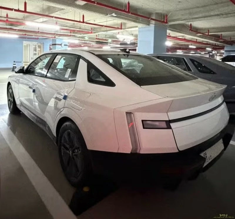 Phần hông xe và tỷ lệ thân xe Elantra 2027 bản tiêu chuẩn vẫn được giữ nguyên so với các phiên bản cao cấp. Phần hông xe và tỷ lệ thân xe Elantra 2027 bản tiêu chuẩn vẫn được giữ nguyên so với các phiên bản cao cấp.