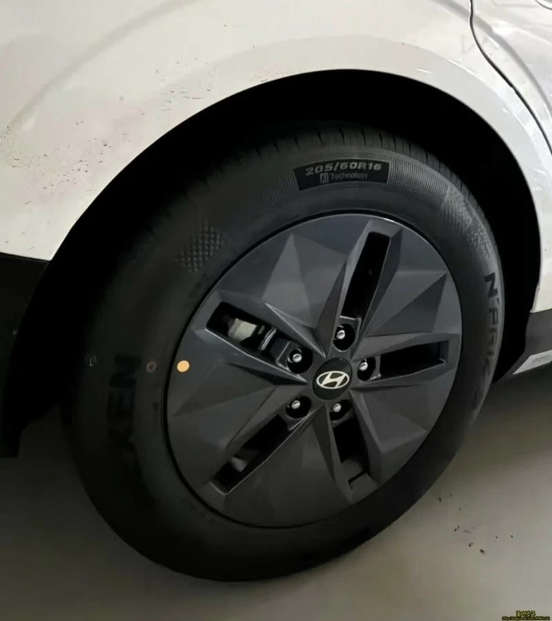 Hyundai Elantra 2027 được trang bị bộ vành 16 inch có thiết kế đơn giản hơn.