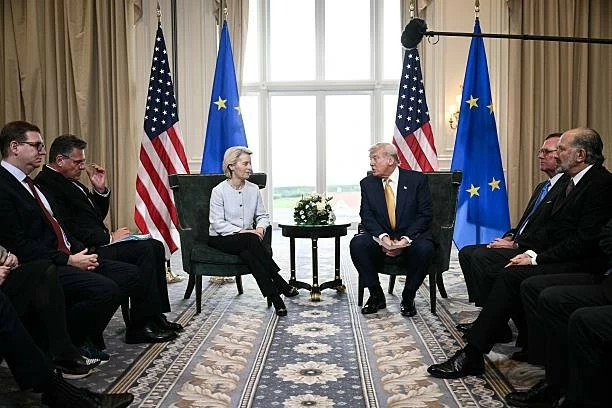 Tổng thống Mỹ Donald Trump (phải) và Chủ tịch Ủy ban châu Âu Ursula von der Leyen sau khi đạt thỏa thuận thương mại Mỹ - EU tại Turnberry, Scotland, ngày 27/7/2025. (Nguồn: Getty Images)