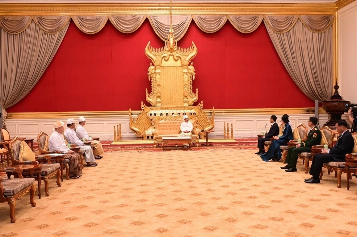 Đại sứ Nguyễn Anh Đức trình Quốc thư lên Tổng thống Myanmar