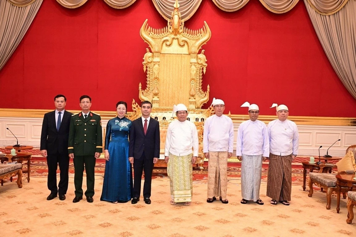 Đại sứ Nguyễn Anh Đức trình Quốc thư lên Tổng thống Myanmar