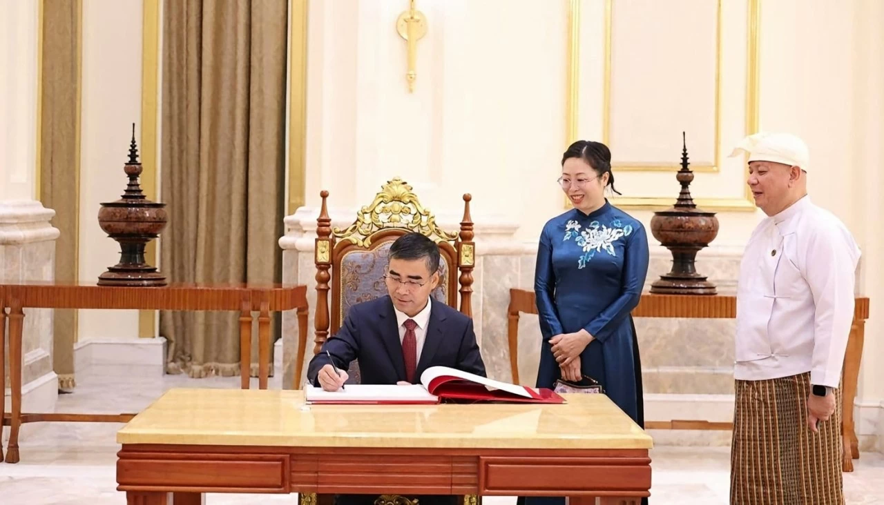 Đại sứ Nguyễn Anh Đức trình Quốc thư lên Tổng thống Myanmar