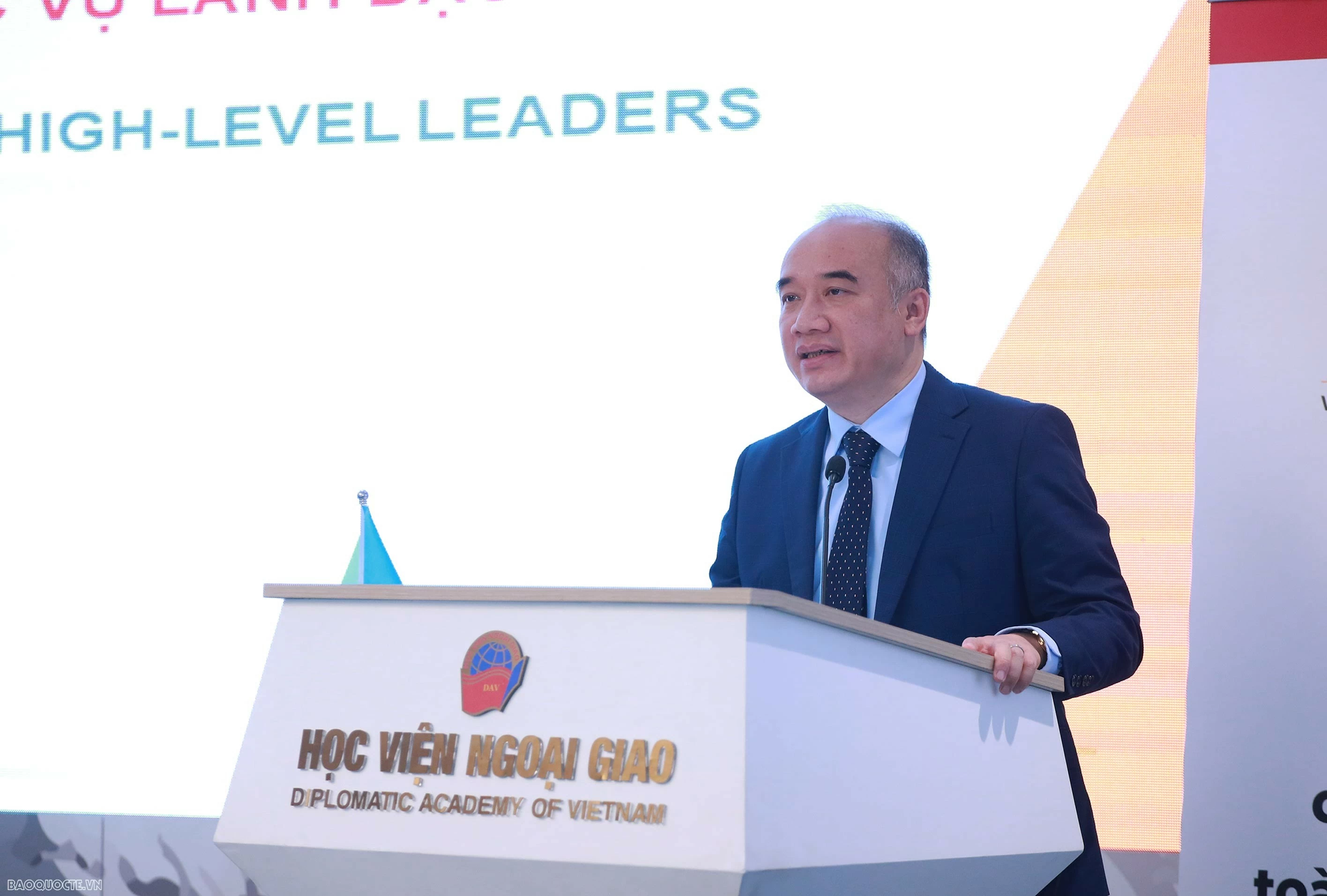 Phó Giám đốc Học viện Ngoại giao Nguyễn Mạnh Đông phát biểu khai mạc. (Ảnh: Thành Long)