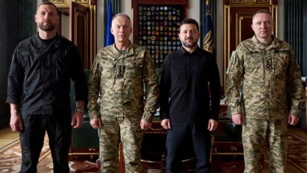 Ukraine: Rơi vào thế tiến thoái lưỡng nan, Tổng thống Zelensky đã đi 'nước cờ' sai? Tân Tổng tư lệnh quân đội đối mặt thách thức