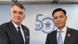Thứ trưởng Ngoại giao Đặng Hoàng Giang gặp Quyền Giám đốc UNRWA