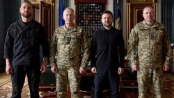 Ukraine: Rơi vào thế tiến thoái lưỡng nan, Tổng thống Zelensky đã đi 'nước cờ' sai? Tân Tổng tư lệnh quân đội đối mặt thách thức