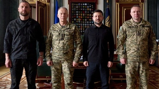 Ukraine: Rơi vào thế tiến thoái lưỡng nan, Tổng thống Zelensky đã đi 'nước cờ' sai? Tân Tổng tư lệnh quân đội đối mặt thách thức