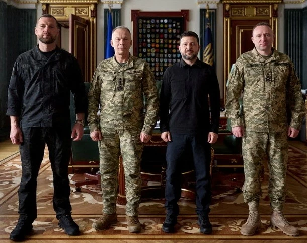 Ukraine: Rơi vào thế tiến thoái lưỡng nan, Tổng thống Zelensky đã đi 'nước cờ' sai? Tân Tổng tư lệnh quân đội đối mặt thách thức