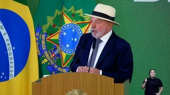Tổng thống Brazil Luiz Inacio Lula da Silva phát biểu tại Phủ Tổng thống Planalto ở Brasilia, công bố gói tín dụng khẩn cấp trị giá 18,5 tỷ real nhằm hỗ trợ doanh nghiệp ứng phó mức thuế 25% mới do Mỹ áp đặt. (Nguồn: G1 -Globo) Tổng thống Brazil Luiz Inacio Lula da Silva phát biểu tại Phủ Tổng thống Planalto ở Brasilia, công bố gói tín dụng khẩn cấp trị giá 18,5 tỷ real nhằm hỗ trợ doanh nghiệp ứng phó mức thuế 25% mới do Mỹ áp đặt. (Nguồn: G1 -Globo)
