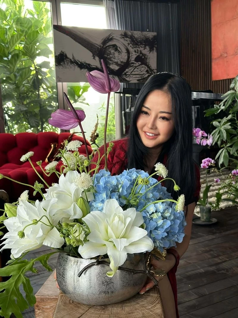 Diva Hồng Nhung bên lẵng hoa tự cắm.
