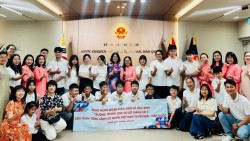 Đoàn học sinh, sinh viên Việt Nam tham dự Cuộc thi Khoa học quốc tế WICO lần thứ 15 đến thăm Tổng Lãnh sự quán Việt Nam tại Busan (Hàn Quốc)