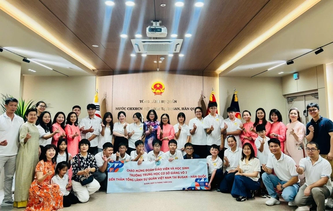 Đoàn học sinh, sinh viên Việt Nam tham dự Cuộc thi Khoa học quốc tế WICO lần thứ 15 đến thăm Tổng Lãnh sự quán Việt Nam tại Busa (Hàn Quốc)