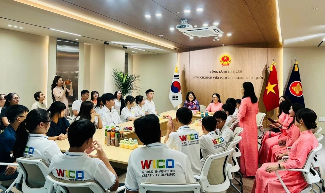 Đoàn học sinh, sinh viên Việt Nam tham dự Cuộc thi Khoa học quốc tế WICO lần thứ 15 đến thăm Tổng Lãnh sự quán Việt Nam tại Busa (Hàn Quốc)