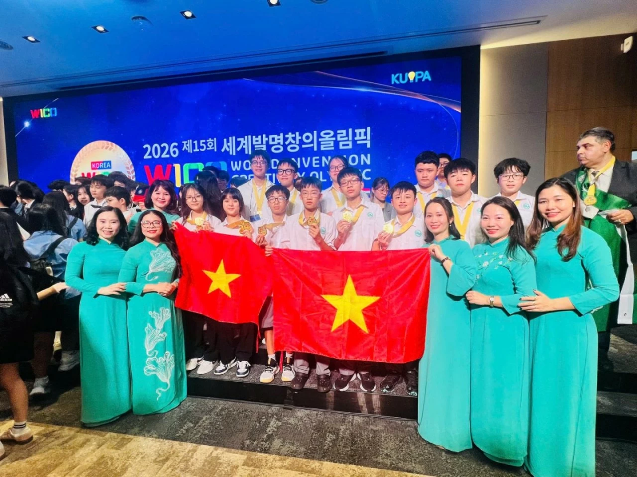 Đoàn học sinh, sinh viên Việt Nam tham dự Cuộc thi Khoa học quốc tế WICO lần thứ 15 đến thăm Tổng Lãnh sự quán Việt Nam tại Busa (Hàn Quốc)