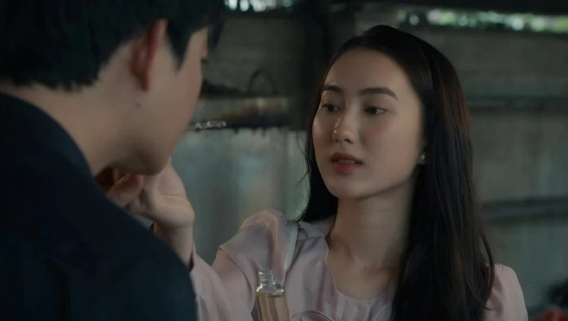 Vẻ gợi cảm của diễn viên bị ghét nhất phim Dưới ô cửa sáng đèn