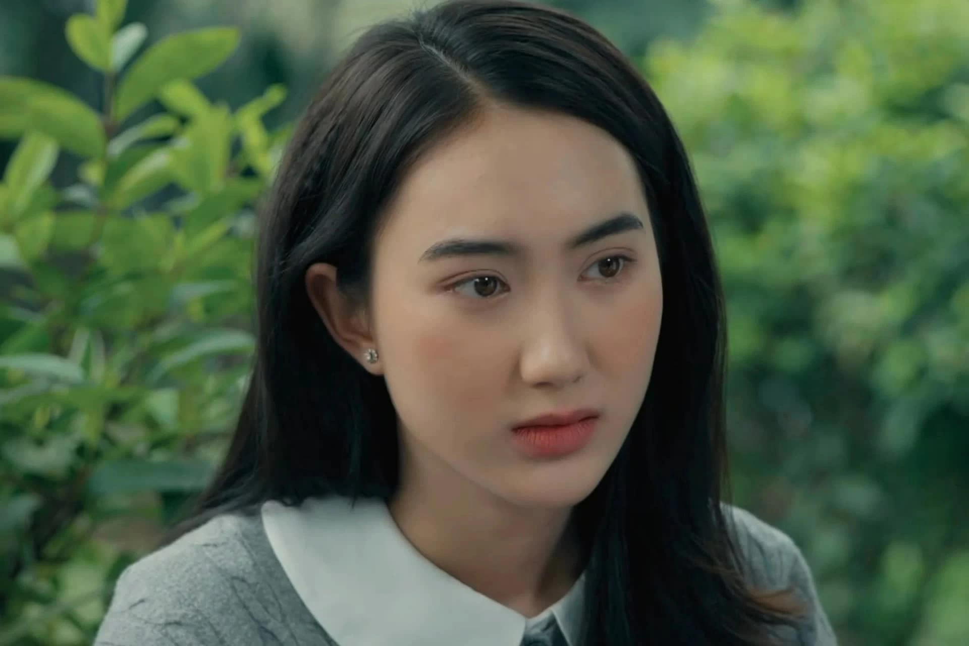 Vẻ gợi cảm của diễn viên bị ghét nhất phim Dưới ô cửa sáng đèn