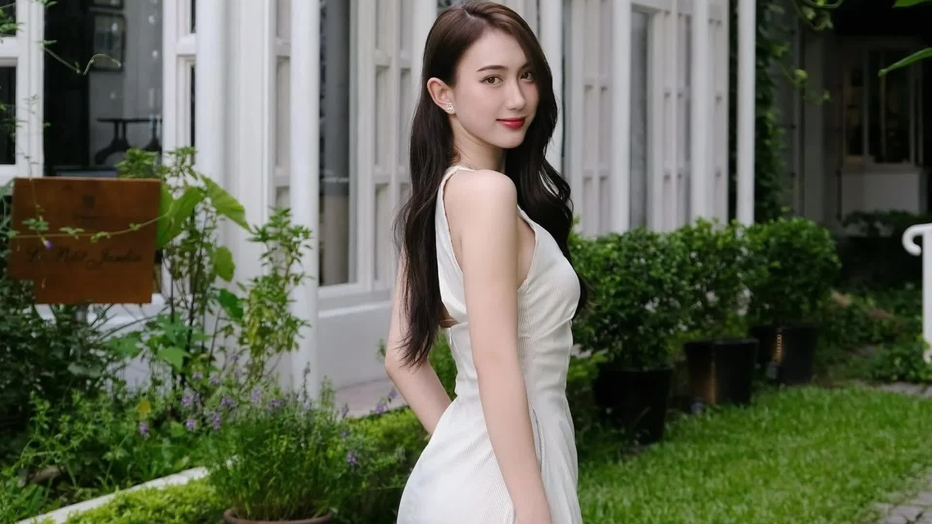 Vẻ gợi cảm, cuốn hút của diễn viên bị ghét nhất phim Dưới ô cửa sáng đèn