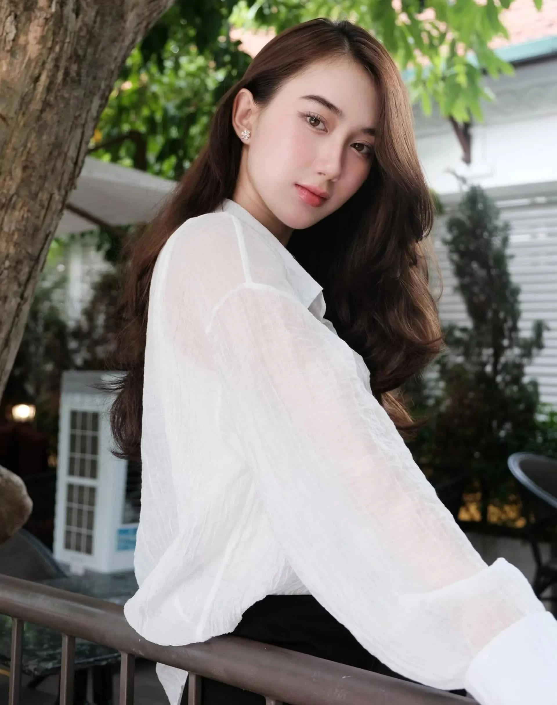 Vẻ gợi cảm của diễn viên bị ghét nhất phim Dưới ô cửa sáng đèn