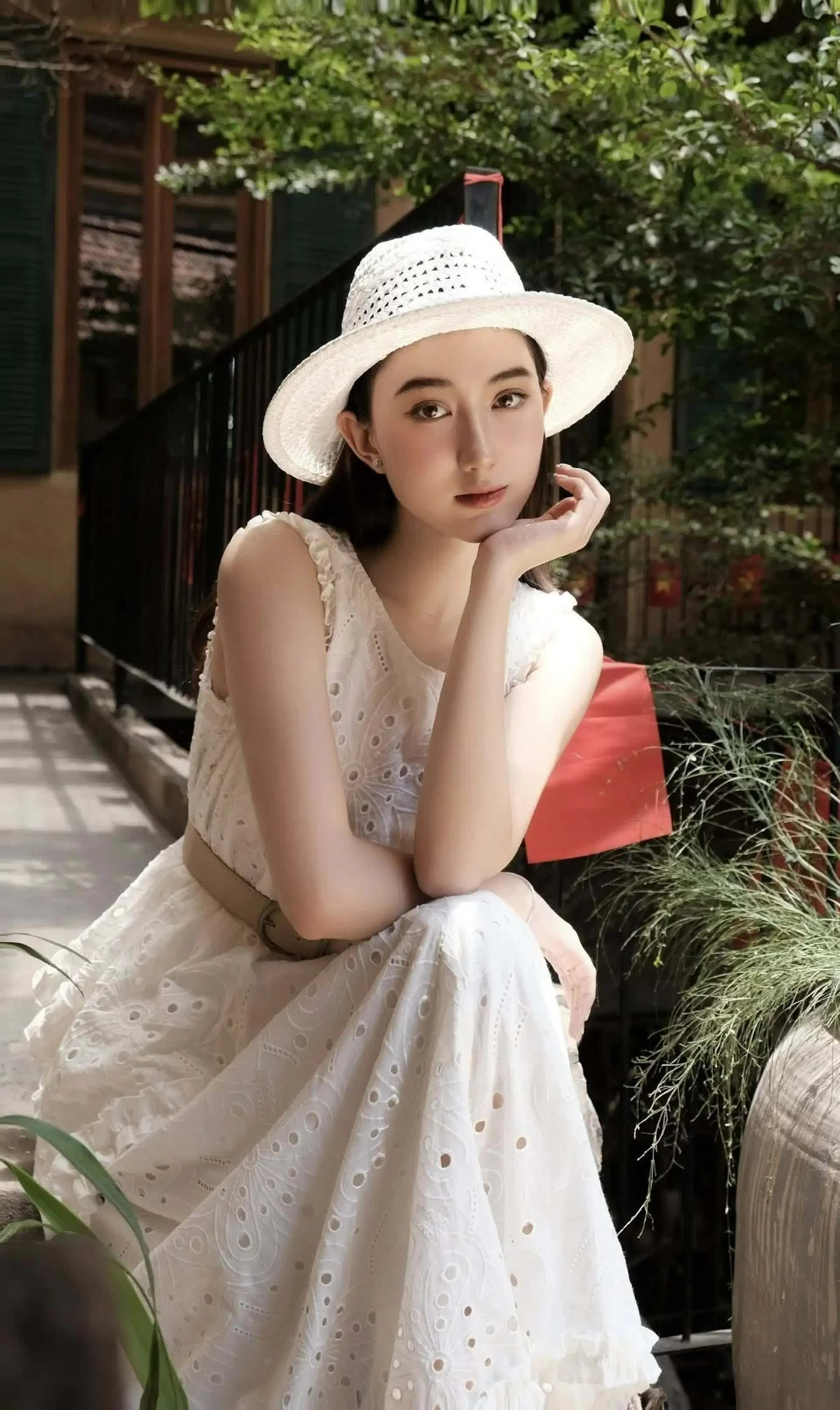 Vẻ gợi cảm của diễn viên bị ghét nhất phim Dưới ô cửa sáng đèn