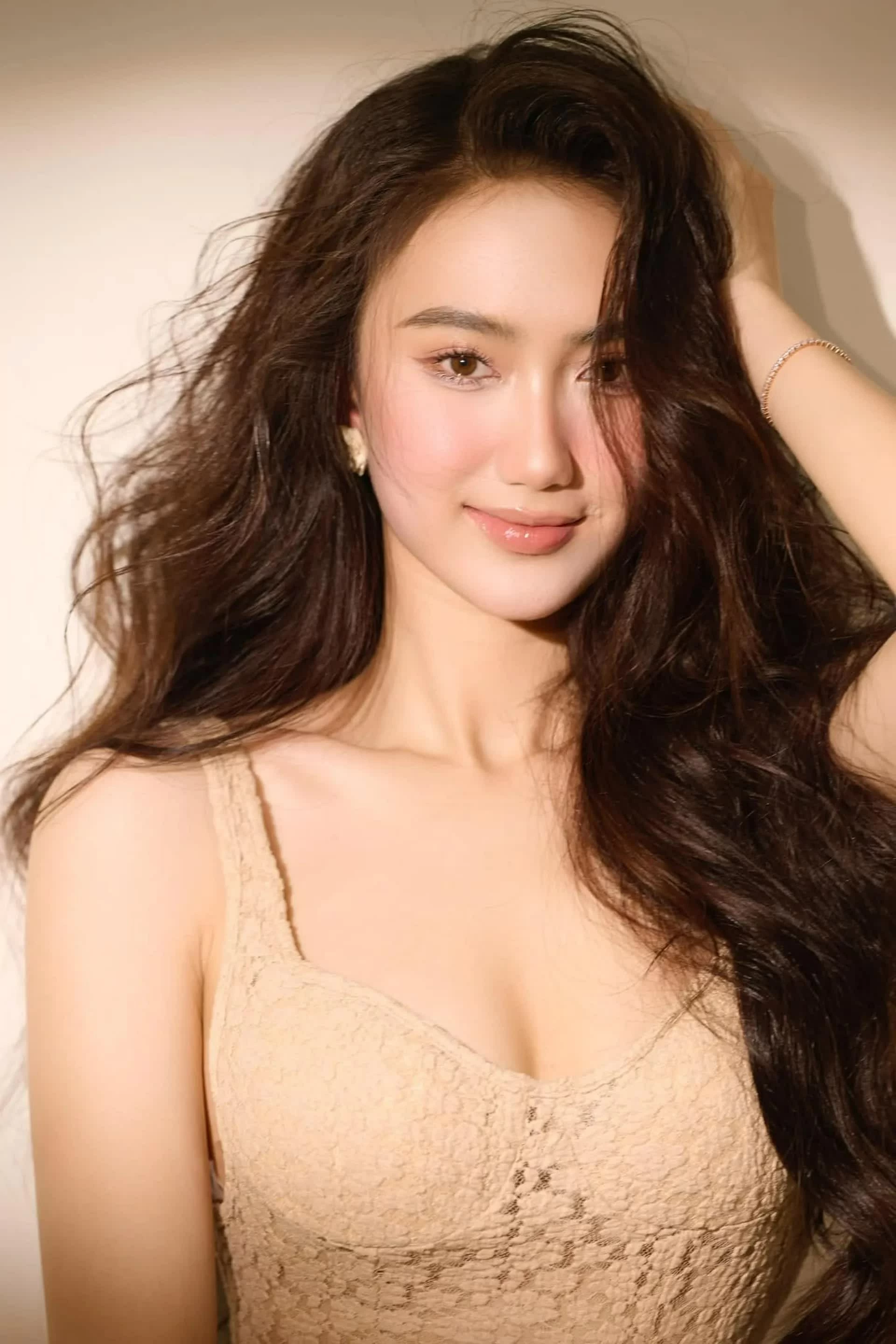 Vẻ gợi cảm của diễn viên bị ghét nhất phim Dưới ô cửa sáng đèn