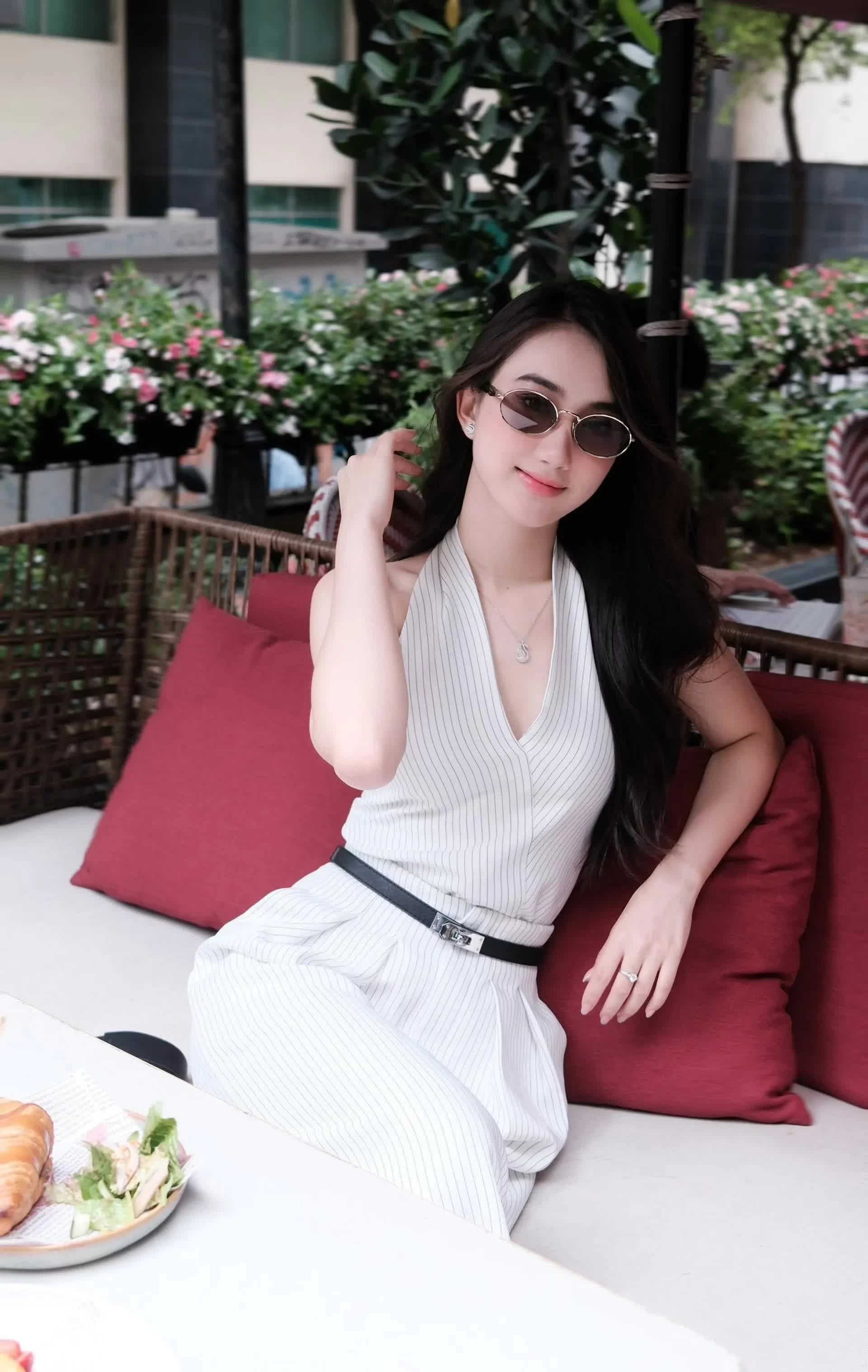 Vẻ gợi cảm của diễn viên bị ghét nhất phim Dưới ô cửa sáng đèn