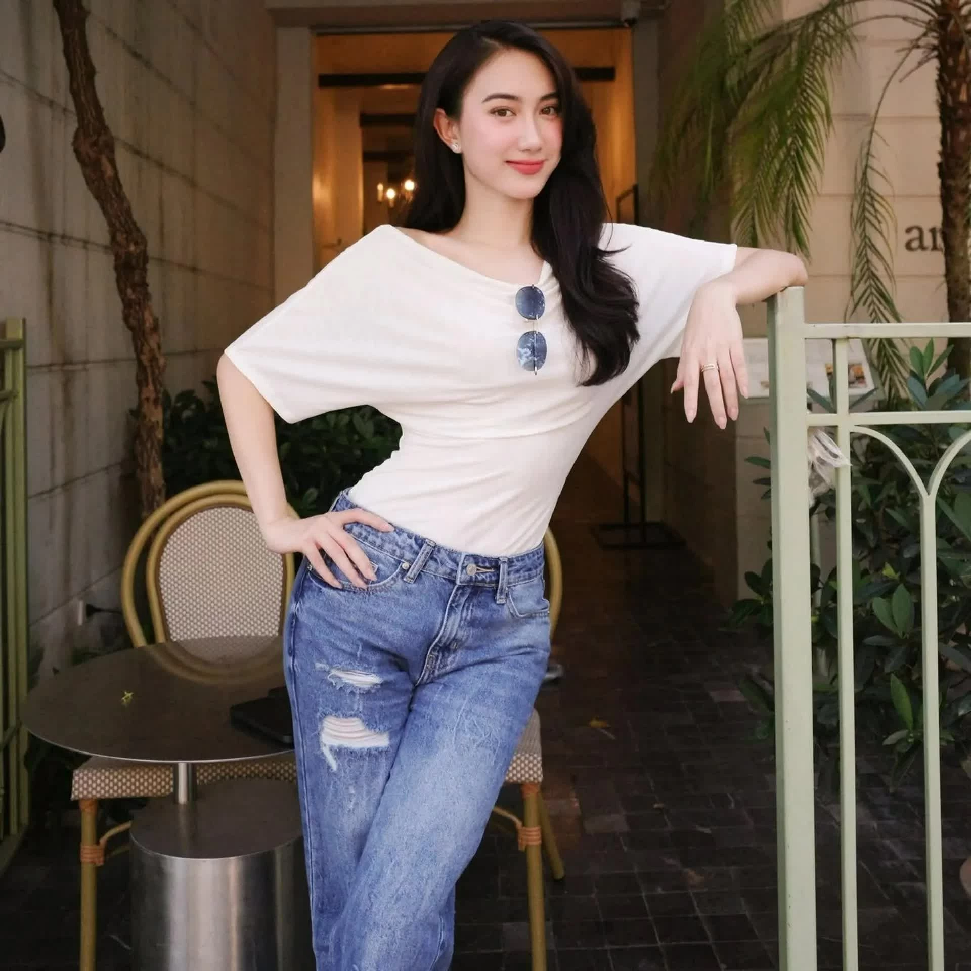 Vẻ gợi cảm của diễn viên bị ghét nhất phim Dưới ô cửa sáng đèn