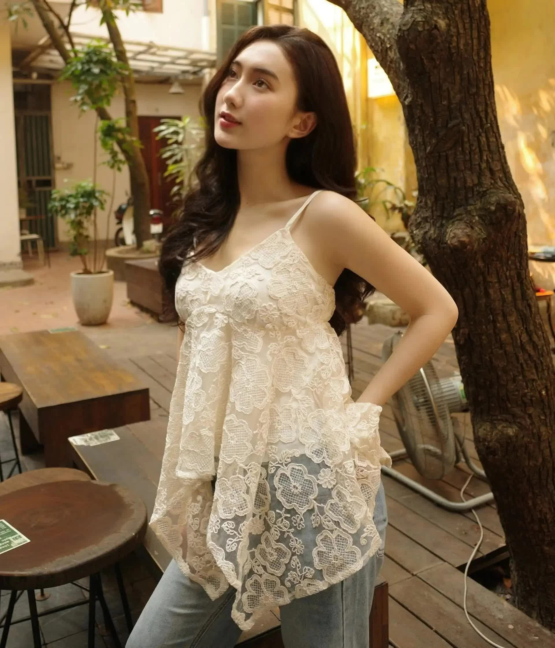 Vẻ gợi cảm của diễn viên bị ghét nhất phim Dưới ô cửa sáng đèn