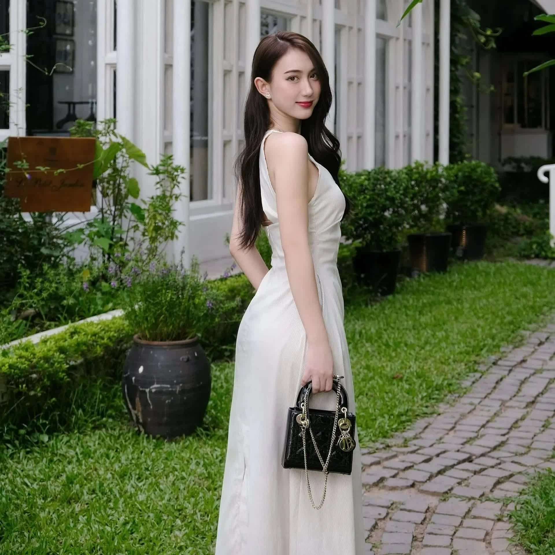 Vẻ gợi cảm của diễn viên bị ghét nhất phim Dưới ô cửa sáng đèn