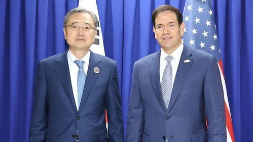 Ngoại trưởng Hàn Quốc Cho Hyun (trái) trao đổi với Ngoại trưởng Mỹ Marco Rubio bên lề Hội nghị Bộ trưởng Ngoại giao ASEAN tại Manila, Philippines. (Nguồn: Yonhap)