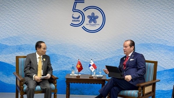 Hội nghị AMM 59: Ủy viên Bộ Chính trị, Bộ trưởng Ngoại giao Lê Hoài Trung gặp Bộ trưởng Ngoại giao Panama Javier Eduardo Martínez-Acha Vásquez