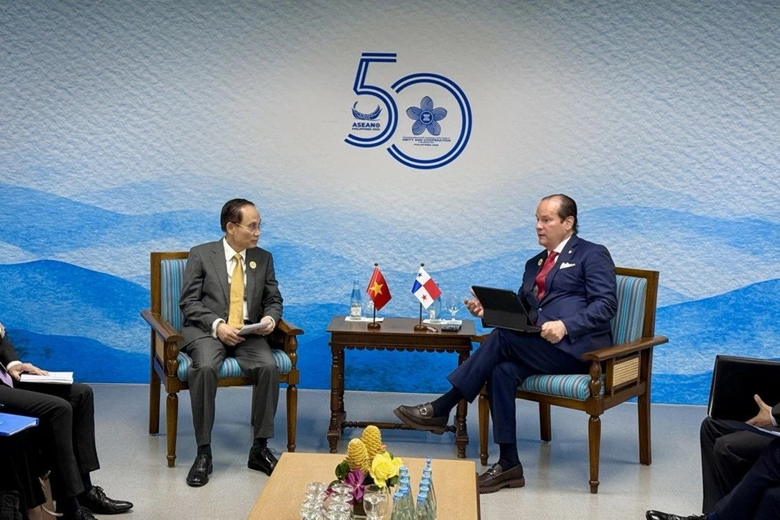 Hội nghị AMM 59: Ủy viên Bộ Chính trị, Bộ trưởng Ngoại giao Lê Hoài Trung gặp Bộ trưởng Ngoại giao Panama Javier Eduardo Martínez-Acha Vásquez