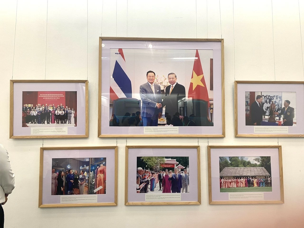 Các tác phẩm tại triển lãm phản ánh những dấu mốc nổi bật trong quan hệ giữa Thái Lan và Việt Nam. (Ảnh: Mai Liên) Các tác phẩm tại triển lãm phản ánh những dấu mốc nổi bật trong quan hệ giữa Thái Lan và Việt Nam. (Ảnh: Mai Liên)