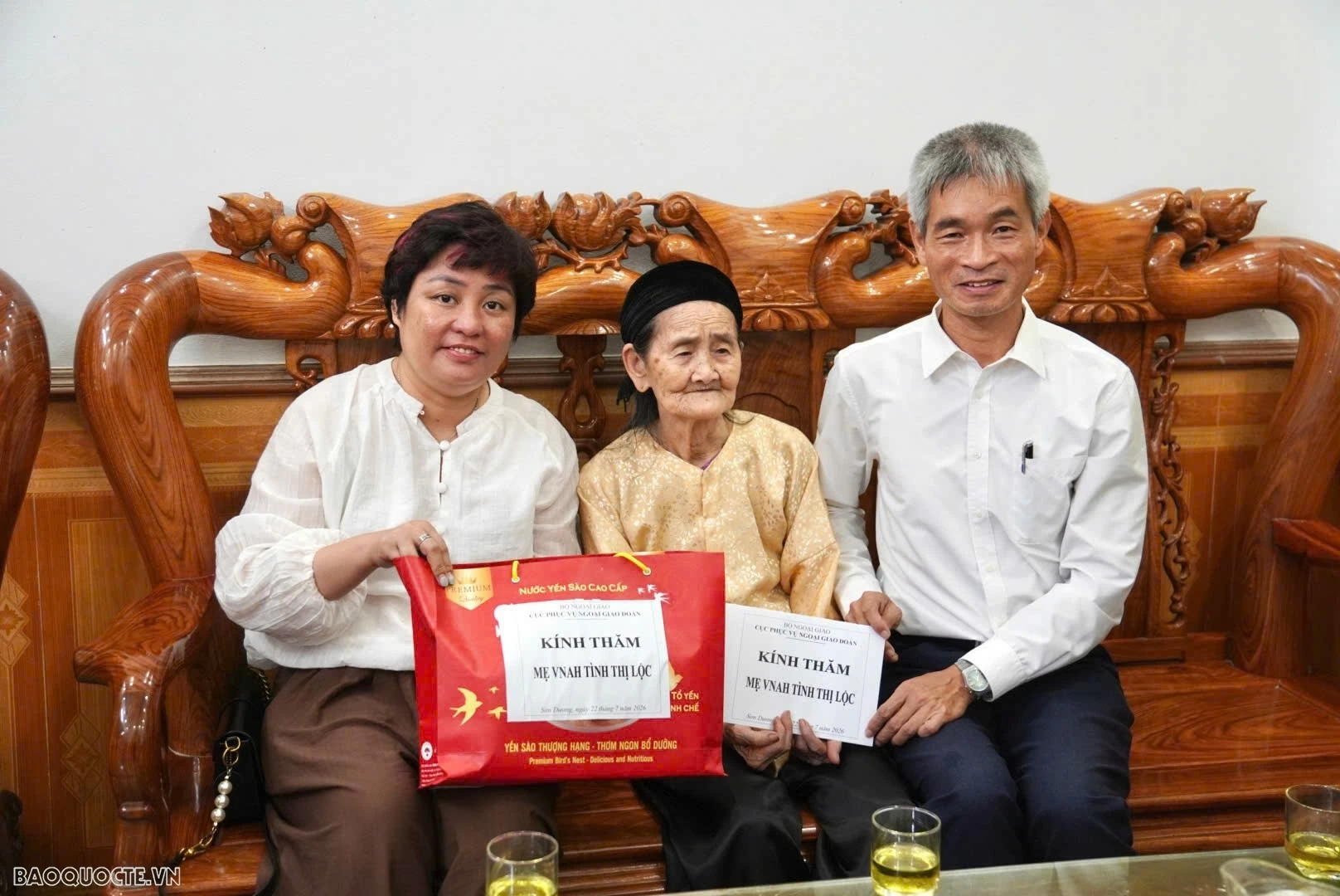 đồng chí Chu Đức Dũng, Phó Bí thư Đảng ủy Cục, Phó Chủ tịch Công đoàn Cục và đồng chí Đỗ Nam Phương, Phó Chủ tịch Công đoàn Cục, Trưởng Ban Nữ công đồng chí Chu Đức Dũng, Phó Bí thư Đảng ủy Cục, Phó Chủ tịch Công đoàn Cục và đồng chí Đỗ Nam Phương, Phó Chủ tịch Công đoàn Cục, Trưởng Ban Nữ công