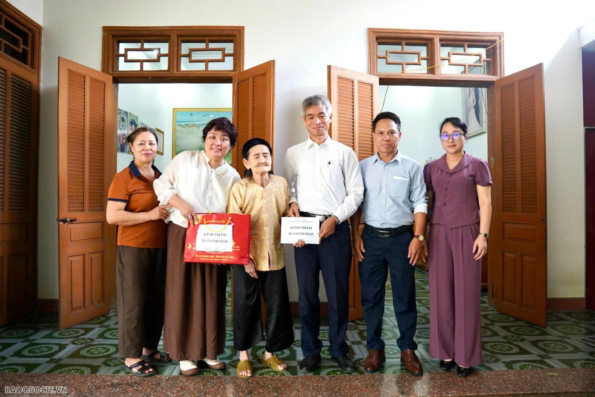 Đoàn công tác chụp ảnh chung cùng Mẹ Việt Nam anh hùng Tình Thị Lộc. (Nguồn: Cục PVNGĐ) Đoàn công tác chụp ảnh chung cùng Mẹ Việt Nam anh hùng Tình Thị Lộc. (Nguồn: Cục PVNGĐ)