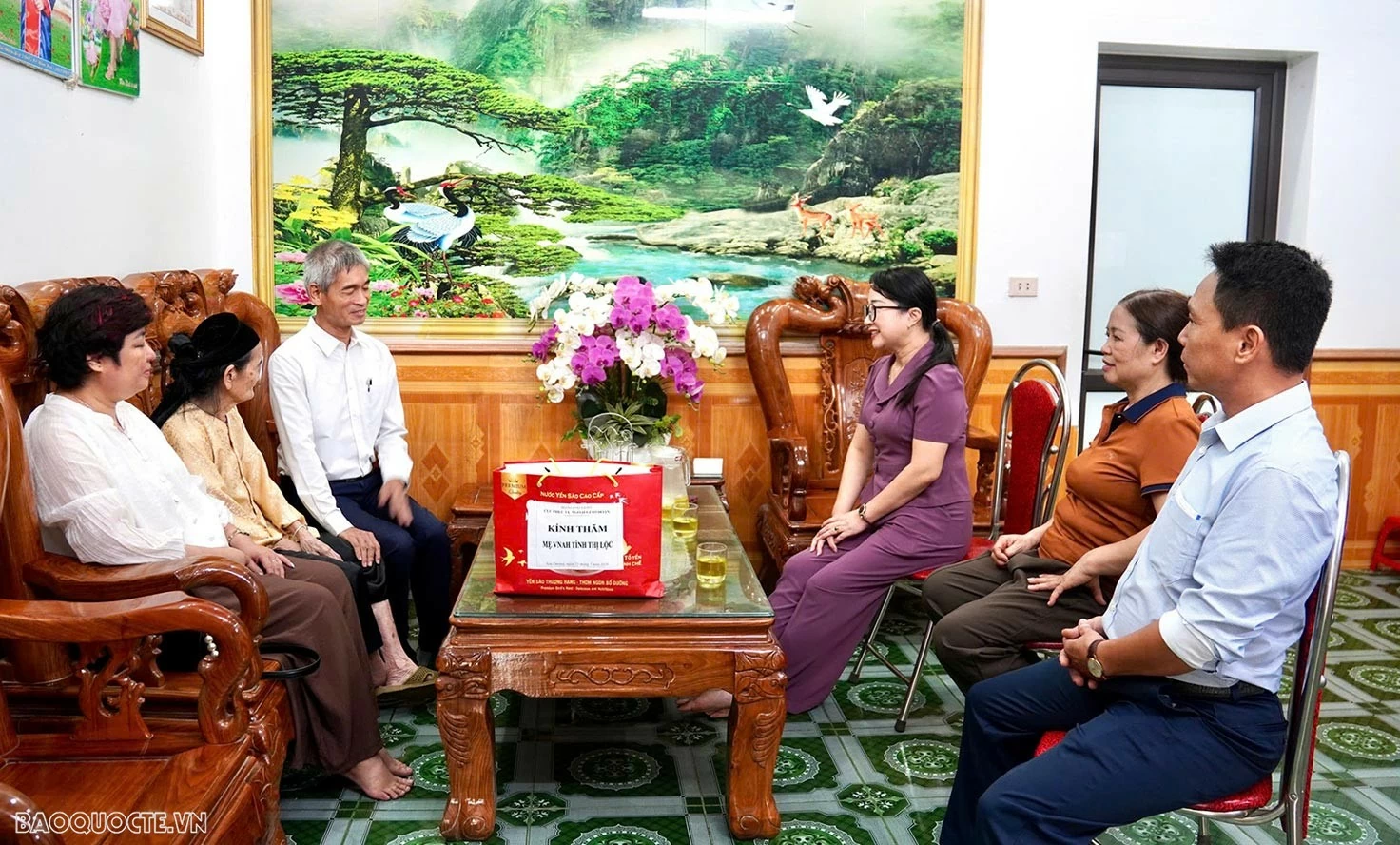 Đoàn Cục Phục vụ Ngoại giao đoàn thăm, tri ân Bà mẹ Việt Nam anh hùng Tình Thị Lộc. (Ảnh: Đoàn Cục Phục vụ Ngoại giao đoàn thăm, tri ân Bà mẹ Việt Nam anh hùng Tình Thị Lộc. (Ảnh: