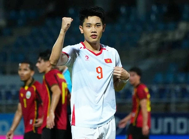 Đình Bắc đã trở thành cầu thủ thứ 3 của Việt Nam lập hat-trick ở ASEAN Cup. Đình Bắc đã trở thành cầu thủ thứ 3 của Việt Nam lập hat-trick ở ASEAN Cup.