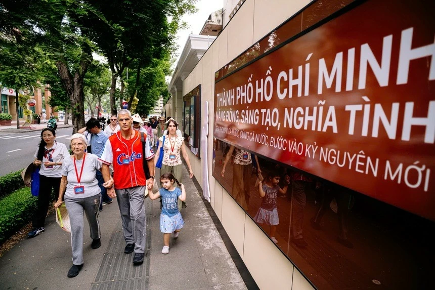 Đại diện các cơ quan lãnh sự nước ngoài trải nghiệm chiều sâu văn hóa, lịch sử của TP. Hồ Chí Minh qua từng bước chân