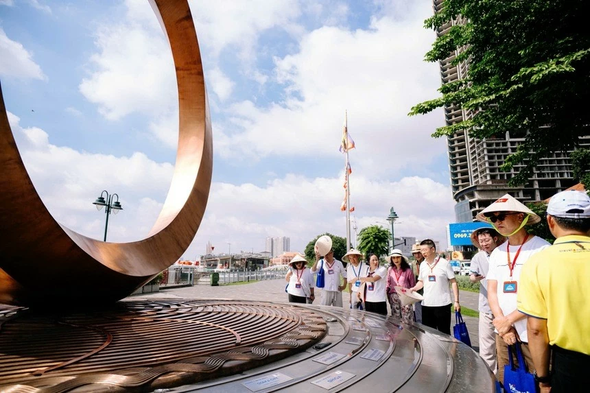 Đại diện các cơ quan lãnh sự nước ngoài trải nghiệm chiều sâu văn hóa, lịch sử của TP. Hồ Chí Minh qua từng bước chân