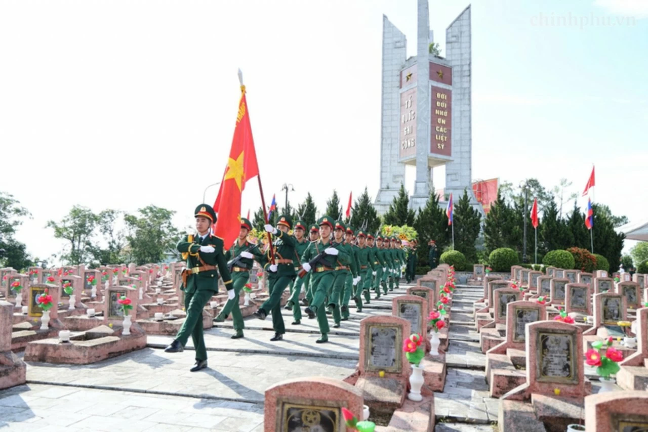 Cùng với công tác quy tập, các địa phương và đơn vị đã tổ chức 13 lễ truy điệu, an táng hài cốt liệt sĩ. (Nguồn: VGP)