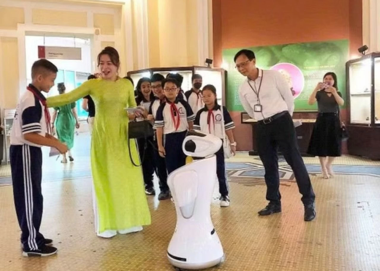 Robot ứng dụng trí tuệ nhân tạo hướng dẫn tham quan Bảo tàng Lịch sử Thành phố Hồ Chí Minh. (Nguồn: Nhandan) Robot ứng dụng trí tuệ nhân tạo hướng dẫn tham quan Bảo tàng Lịch sử Thành phố Hồ Chí Minh. (Nguồn: Nhandan)