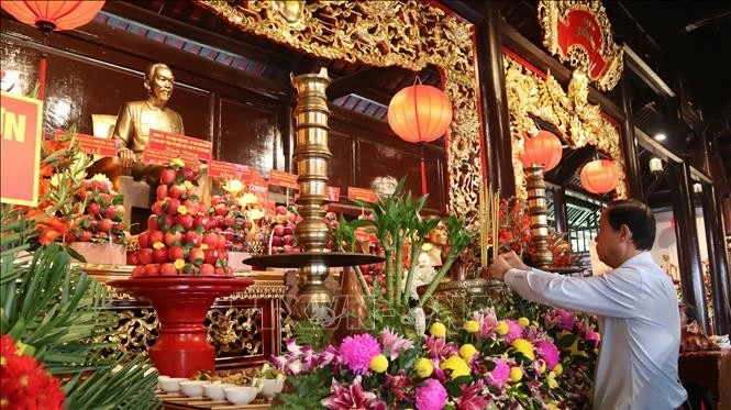 dâng hương tưởng niệm Chủ tịch Hồ Chí Minh và hương linh các anh hùng liệt sĩ, đồng bào yêu nước. (Nguồn: TTXVN)